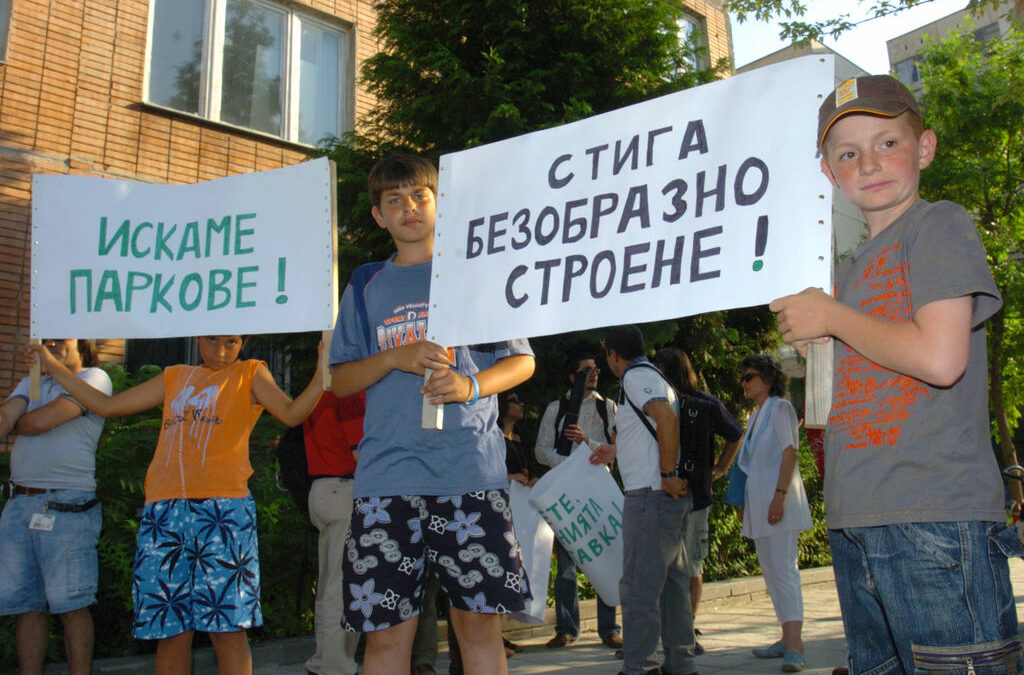 Деца протестират в ж.к."Младост" срещу застрояването на зелените площи<br /> Деца протестират в ж.к."Младост" срещу застрояването на зелените площи<br />