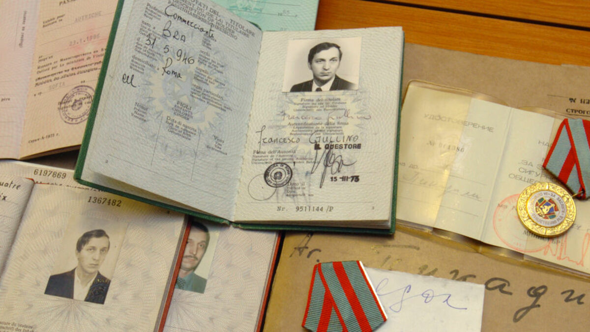 Фалшивите паспорти на агента и досието му, в което се подчертава, че &quot;другарят &quot;Пикадили&quot; е &quot;силно привързан&quot; към Първо главно управление на ДС