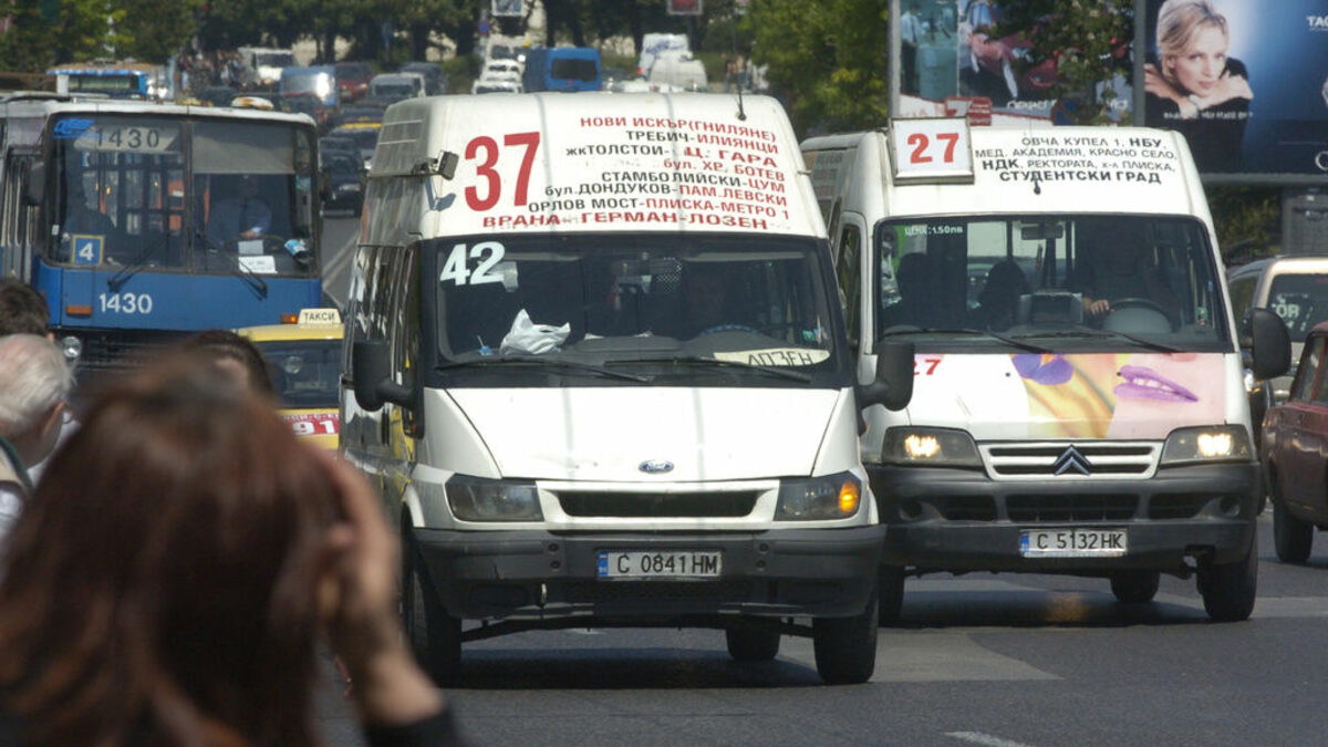 Маршрутните превозвачи вече ще плащат на общината по 10 лв. за всяка кола по линиите си. досега таксата беше 50 лв. Маршрутните превозвачи вече ще плащат на общината по 10 лв. за всяка кола по линиите си. досега таксата беше 50 лв.