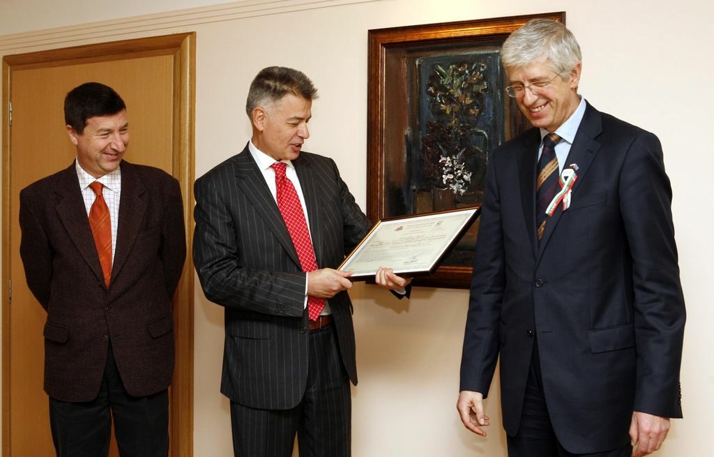 В началото на 2007 г. председателят на надзорния съвет на &quot;Свилоза&quot; Красимир Дачев (в средата) получи сертификат за инвеститор първи клас от тогавашния министър на икономиката и енергетиката Румен Овчаров (вдясно). Тя беше връчена заради инвестиция на компанията за близо 120 млн. лв. в нов завод за хартия. <br />