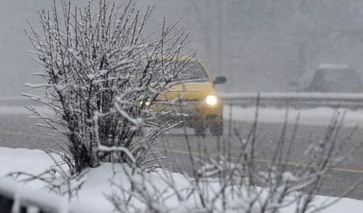 Снегът забави влакове, затвори пътища и училища