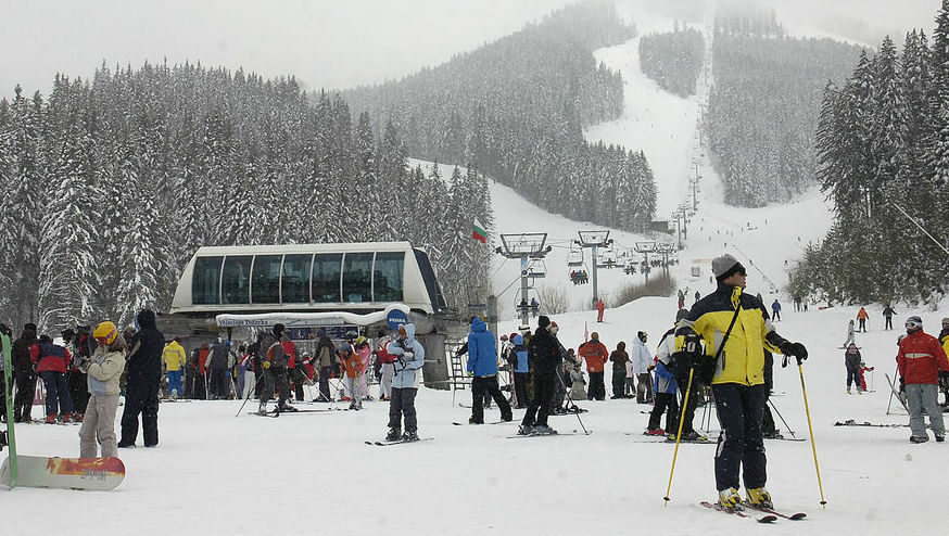 Според ski-direct.co.uk, "българските курорти са на относително ниска височина; в началото и края на сезона статистиката за сняг там може да е различна"