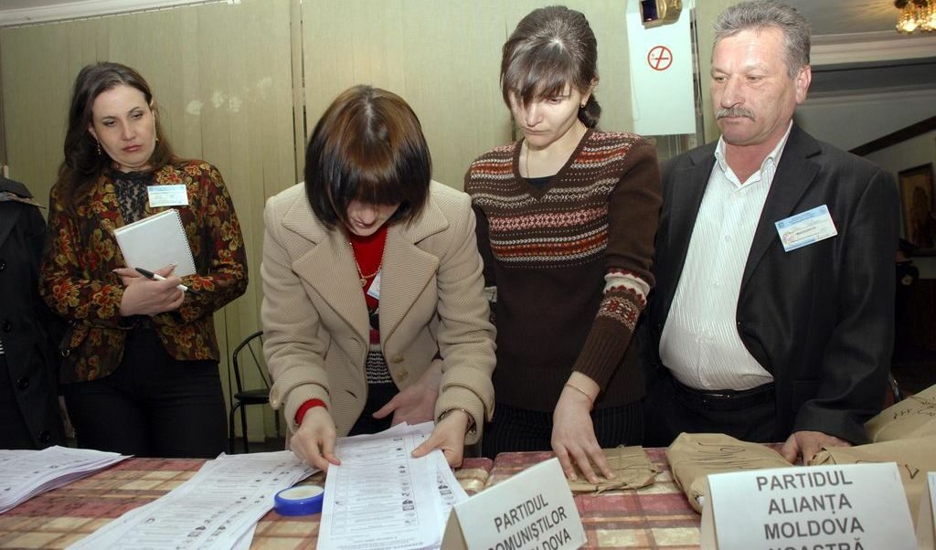 Служители на избирателни комисия броят гласовете в Кишинеу. Преброяването вчера премина без инциденти, а резултатите се очакват до дни <br />
