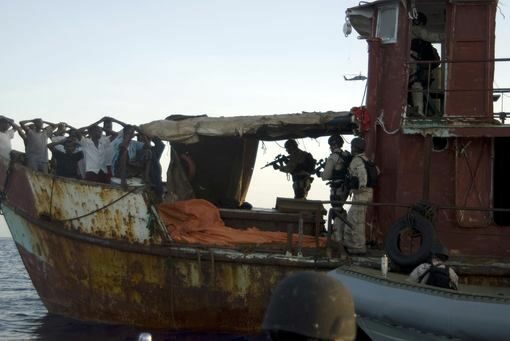 Осем от българските моряци, освободени от сомалийските пирати, се връщат в страната