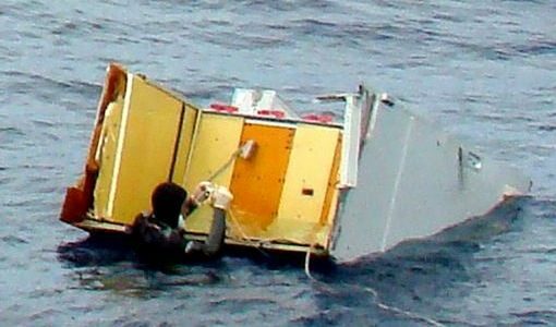 Бразилски военен водолаз проверява парче от полет AF 447 на &quot;Ер Франс&quot;<br />