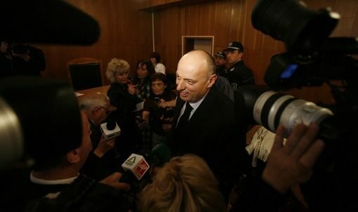 Агим&nbsp;Чеку пред журналисти след като Кюстендилският окръжен съд го освободи от ареста<br />