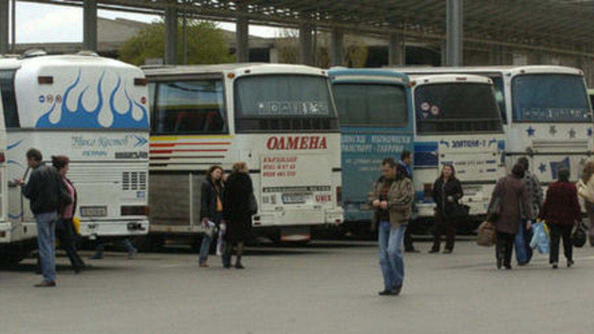 Два автобуса се запалиха при различни инциденти в страната