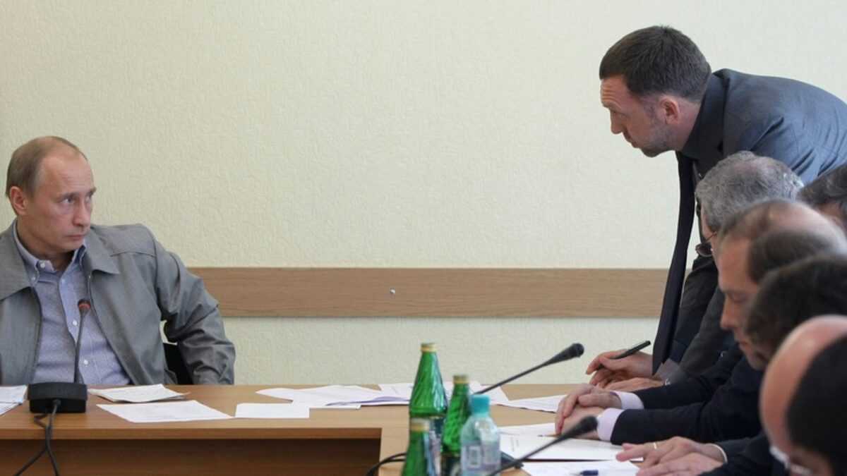 На 4 юни в Пикальово руският премиер Владимир Путин публично унижи Олег Дерипаска, обвинявайки го в алчност и непрофесионализъм, заради спирането на комплекса "Базeлцемент" и неизплатените заплати на хиляди работници. Под суровия поглед на Путин олигархът беше принуден незабавно да подпише договор за доставка на суровини за възобновяване на работата на комплекса.<br />
<br /> На 4 юни в Пикальово руският премиер Владимир Путин публично унижи Олег Дерипаска, обвинявайки го в алчност и непрофесионализъм, заради спирането на комплекса "Базeлцемент" и неизплатените заплати на хиляди работници. Под суровия поглед на Путин олигархът беше принуден незабавно да подпише договор за доставка на суровини за възобновяване на работата на комплекса.<br />
<br />