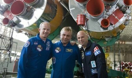 Американският астронавт Джефри Уилямс (вляво на снимката), руският му колега космонавт Максим Сураев (в центъра) и канадският милиардер Гай Лалиберт позират на фона на кораба &bdquo;Съюз&ldquo;<br />