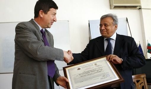 През 2007 г. собственикът на &quot;Интертръст холдинг&quot; Валентин Захариев (вдясно) получи сертификат за инвеститор І клас за проекта в ОЦК от изпълнителния директор на Българската агенция за инвестиции Стоян Сталев.<br />