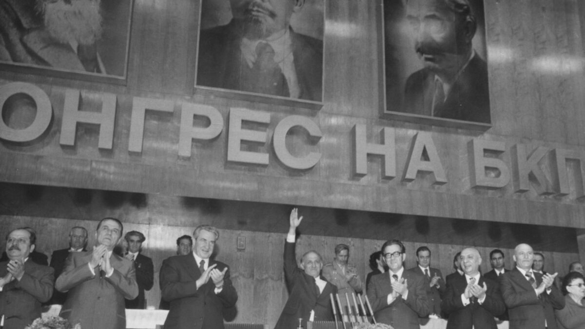 Живков е винаги аплодиран от партийния елит, чиято лоялност той купува с привилегии, раздавани тайно чрез УБО. Живков е винаги аплодиран от партийния елит, чиято лоялност той купува с привилегии, раздавани тайно чрез УБО.