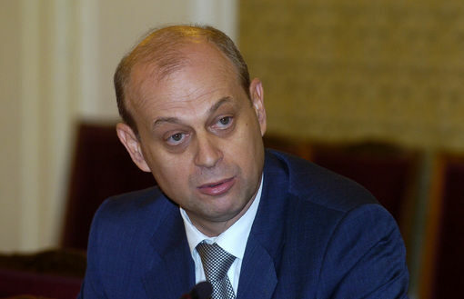Посланикът на България в Турция Бранимир Младенов е подал оставка, съобщиха от Синята коалиция. По този начин този човек, който може да е извършил нарушение, достойно се опитва да защити президент, който фактически иска да не изпълни Конституцията," коментира съпредседателят на сините Иван Костов.