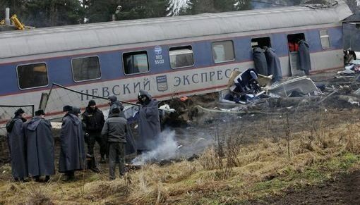 По данни на следствието бомбата е била поставена близо до релсите и е избухнала под локомотива на влака. Той обаче се е движил с 200 км в час и в резултат на това са дерайлирали само последните му два вагона<br />
