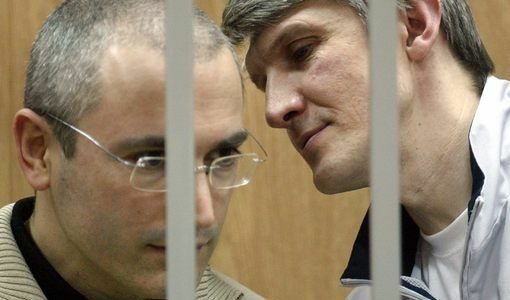 Михаил Ходорковски (отляво) и бившият му съдружник Платон Лебедев по време на процеса срещу тях в Москва през 2004 г.<br />