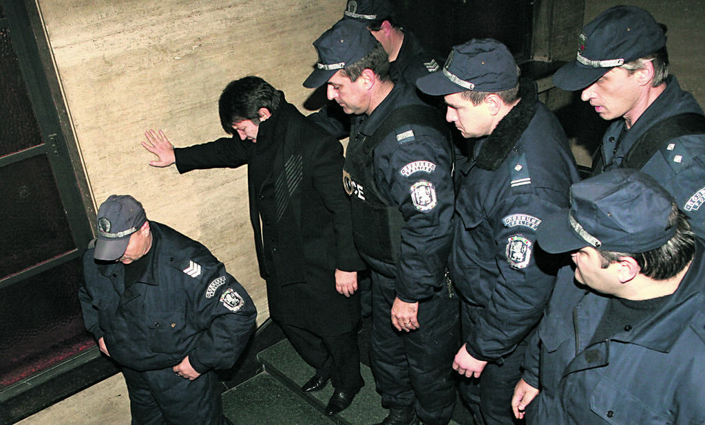 Големия Маргин (охраняван от полицаите от интереса на журналистите) за втори път излезе от ареста срещу най-леката мярка за неотклонение - подписка Големия Маргин (охраняван от полицаите от интереса на журналистите) за втори път излезе от ареста срещу най-леката мярка за неотклонение - подписка