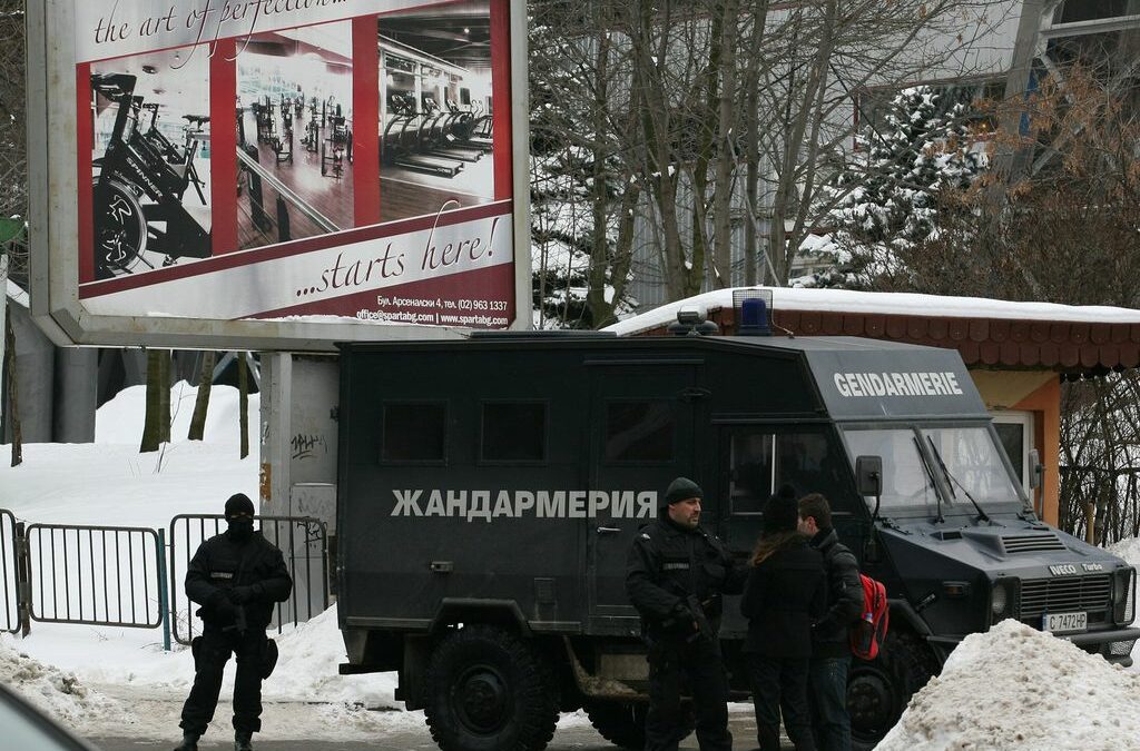 Сутринта сградата на басейна "Спартак", където по неофициална информация е намират офисите на Алексей Петров, беше обградена от жандармерия. И до момента около сградата има жандармеристи. Движението по тротоара пред басейна и около тенискортовете зад него е ограничено.