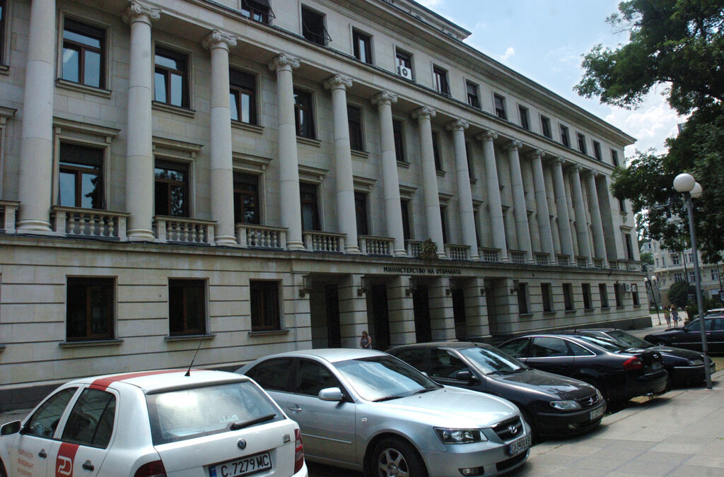 Преградите пред Министерството на отбраната са поставени временно през 2003 г. без решение на общинския съвет