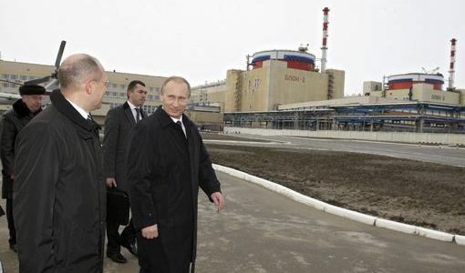 По време на посещението си в централата Путин лично участва в пускането на втория блок на Волгодонската централа, която е сред най-големите мощности в Южна Русия<br />
<br /> По време на посещението си в централата Путин лично участва в пускането на втория блок на Волгодонската централа, която е сред най-големите мощности в Южна Русия<br />
<br />