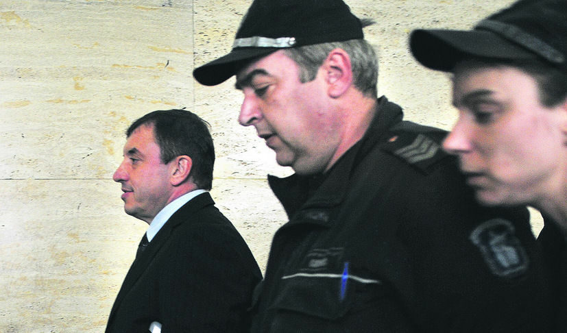 Алексей Петров се появи в Софийския градски съд с патерици, по думите му - заради стара травма. Опит за покушение над него беше извършен през 2002 г. пред комплекс "Спартак" на бул. "Арсеналски" в столицата. Тогава главен секретар на МВР беше днешният премиер Бойко Борисов, а извършителите и до днес не са официално разкрити