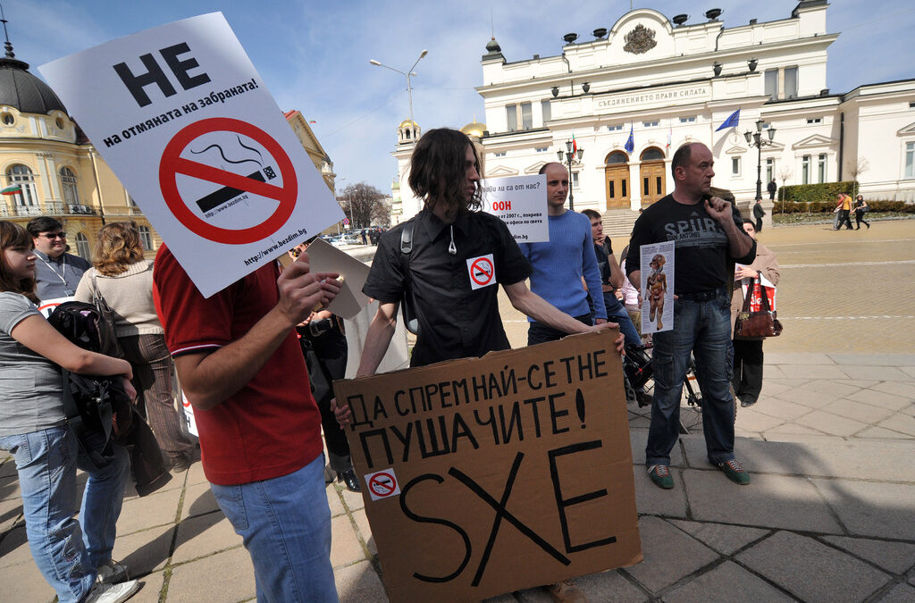 Непушачите вече организираха протести пред Народното събрание