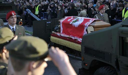 Двата ковчега бяха изнесени от президентския дворец и под звън на църковни камбани транспортирани до катедралата