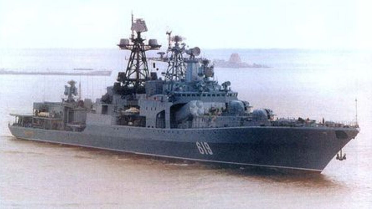 Бойният кораб "Маршал Шапошников" от края на март е част от международните сили за борба с пиратството край източните брегове на Африка. Бойният кораб "Маршал Шапошников" от края на март е част от международните сили за борба с пиратството край източните брегове на Африка.