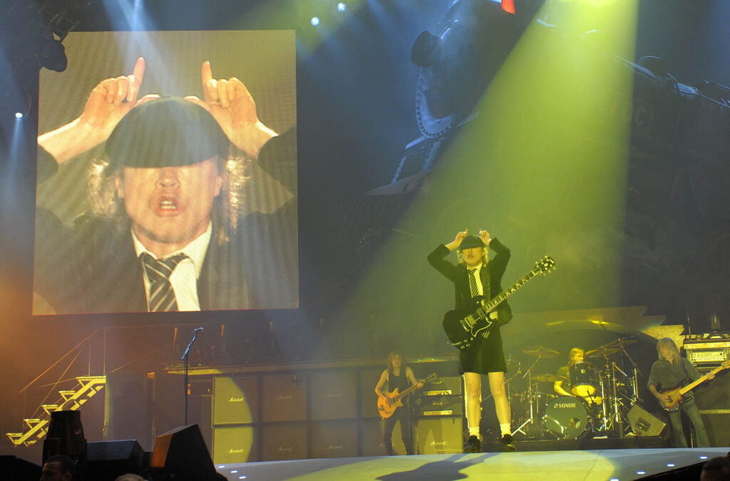 Китаристът Ангъс Йънг по време на концерт на AC/DC.
