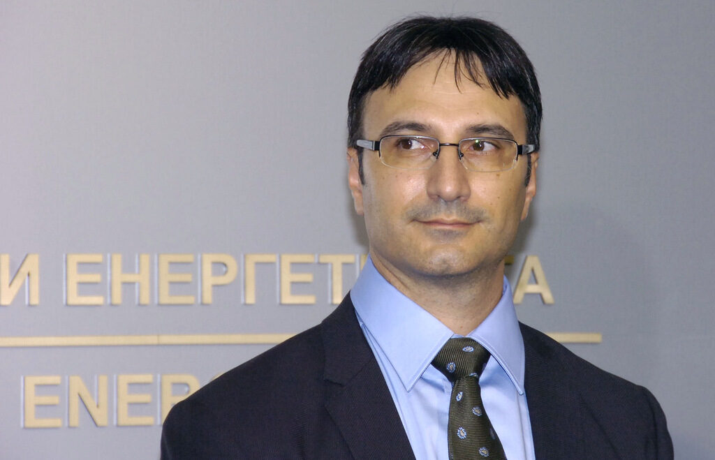 Министърът на икономиката Трайчо Трайков определи изработването на енергийната стратегия и на закона за ВЕИ като най-спешните задачи на новия си заместник Марий Косев