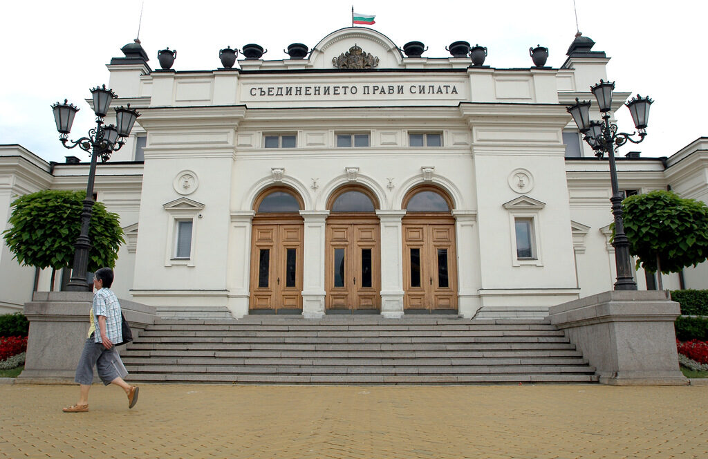 Парламентът се съгласи да бъдат намалени парите на партиите с 15% Парламентът се съгласи да бъдат намалени парите на партиите с 15%