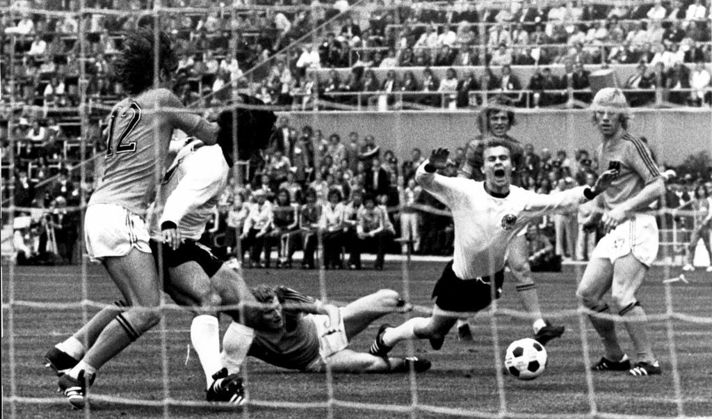 През 1974 г. Западна Германия побеждава Холандия с 2:1 и става световен шампион за втори път През 1974 г. Западна Германия побеждава Холандия с 2:1 и става световен шампион за втори път