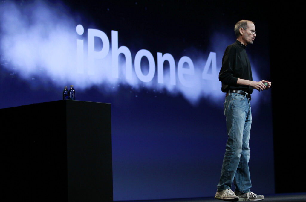 Изпълнителният директор на Apple Стив Джобс представи новия iPhone 4 на 7 юни в Сан Франциско.