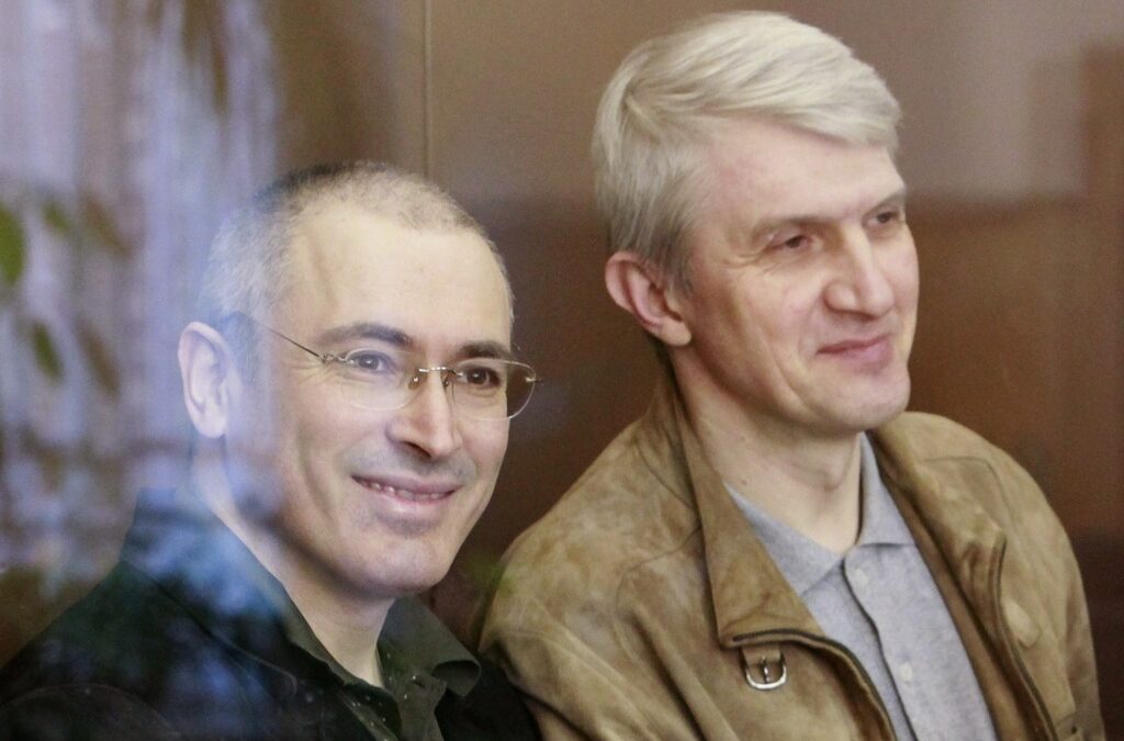 Михаил Ходорковски (вляво) и бизнес партньорът му Платон Лебедев се явиха на слушанията в съд в Москва по втори кръг обвинения срещу тях. Двамата излежават присъди от 8 години затвор.