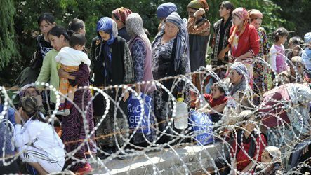 Узбеки чакат да преминат границата на Киргизстан, за да избегнат  насилията в южните части на страната. Узбеките обвиняват временните власти, че  извършват геноцид.