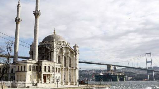 Петролната сонда "Лейф Ериксон" минава през Босфора на 31 декември 2009 г.