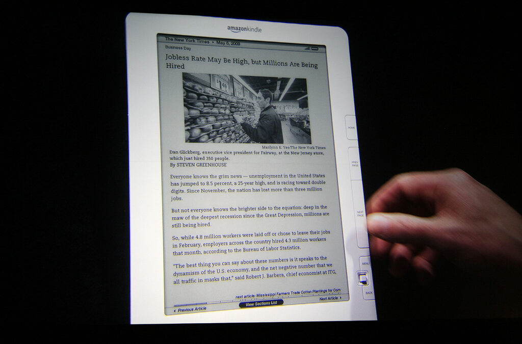 Електронният четец Kindle (на снимката) беше пуснат на пазара преди по-малко от три години.