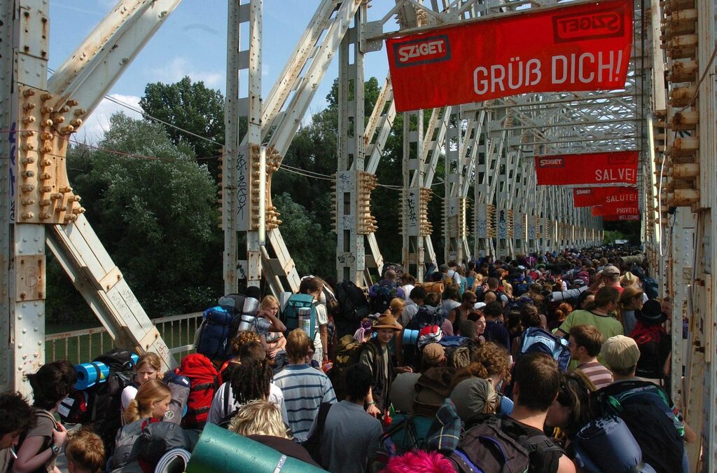 Многобройната публика пристига на музикалния остров за предишно издание на Sziget Fest Многобройната публика пристига на музикалния остров за предишно издание на Sziget Fest