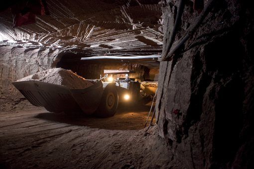 Багер извозва химически поташ от мините на канадската компания Potash.