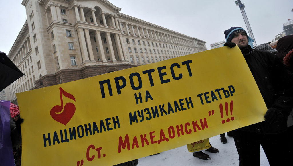 През януари музикантите от Оперетата излязоха на протести и не позволиха назначеният за шеф на Музикалния театър Борис Панкин да встъпи в длъжност. Сега се появиха подозрения, че има връзка между протестите и решението кой да бъде съкратен