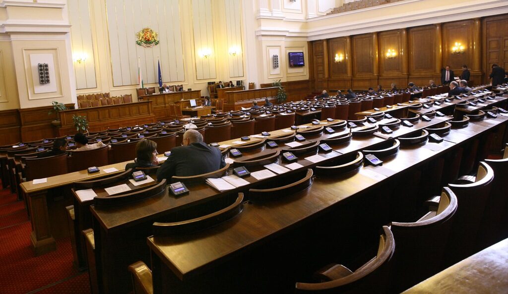 Парламентът обяви нещатните сътрудници
