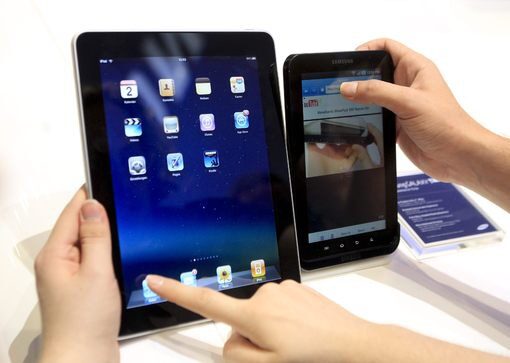 През септември, Samsung представи своят таблет Galaxy Tab (вдясно на снимката), който използва операционната система на Google - Android. RIM е изправена пред тежката конкуренция на iPad (вляво), както и на вълната от таблети, които се очакват до края на тази и началото на следващата година