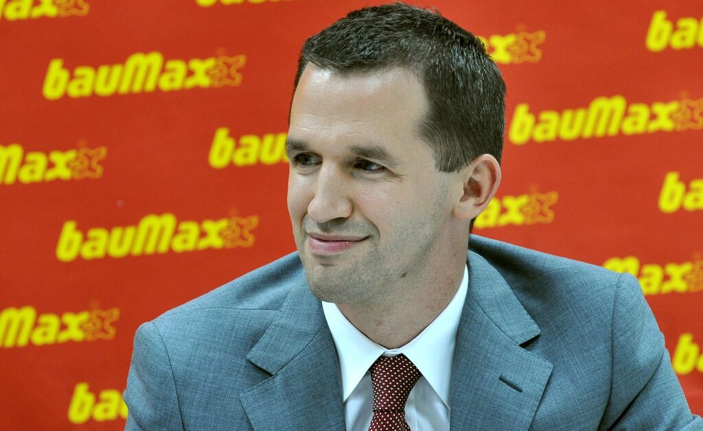 Мениджмънтът на веригата в двете страни се поема от изпълнителния директор на "Баумакс" в България Никола Секай