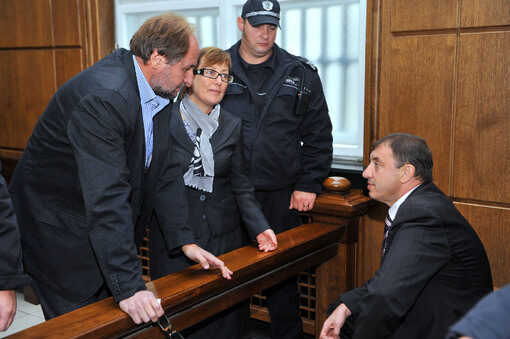 Алексей Петров при последното му явяване в съда във вторник с адвокатите му Ина Лулчева и Васил Василев<br /><br /> Алексей Петров при последното му явяване в съда във вторник с адвокатите му Ина Лулчева и Васил Василев<br /><br />