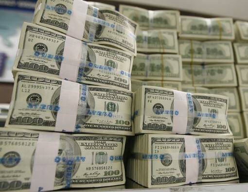 Симулация на Macroeconomic Advisers показва, че при 10% спад на стойността на долара за първото полугодие на 2011 г. ще се засили икономиката над очакваните резултати, както и ще се повишат индикатори като инфлацията и ще се понижи безработицата.