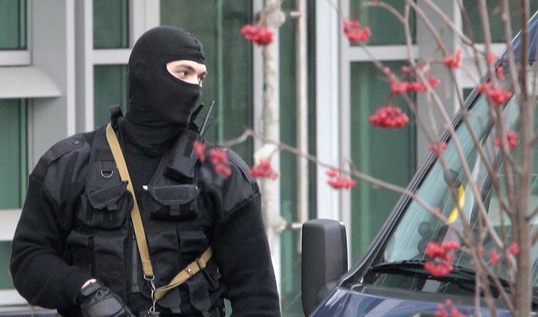 Маскирани изземват документи в Москва в банката на олигарха Лебедев