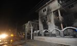 Фотогалерия: Протестиращи в Катуница подпалиха къщата на Цар Киро Фотогалерия: Протестиращи в Катуница подпалиха къщата на Цар Киро