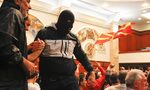 Протестиращи нахлуха в македонския парламент заради избора на албанец за председател, има ранени депутати Протестиращи нахлуха в македонския парламент заради избора на албанец за председател, има ранени депутати