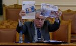 Снимка на деня: Рашков показа на депутатите и кадри с банкноти и "Мис ГЕРБ"