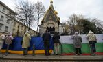 Снимка на деня: Протестиращи скандират "Тук не е Москва" пред руската църква в София Снимка на деня: Протестиращи скандират "Тук не е Москва" пред руската църква в София