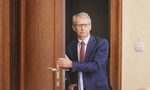 Съдбата на кабинета "Денков - Габриел": между сопата, химикалката и Пеевски Съдбата на кабинета "Денков - Габриел": между сопата, химикалката и Пеевски