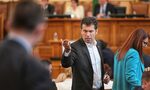 Партиите във властта постигнаха крехко примирие, но ще продължат да управляват на куц крак Партиите във властта постигнаха крехко примирие, но ще продължат да управляват на куц крак